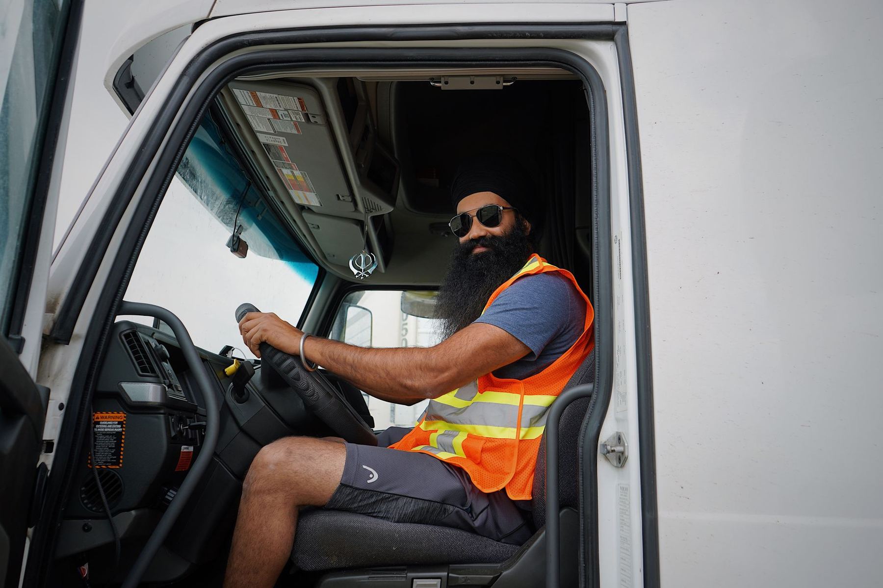 Chauffeur 3B3 Logistics dans la cabine de son tracteur