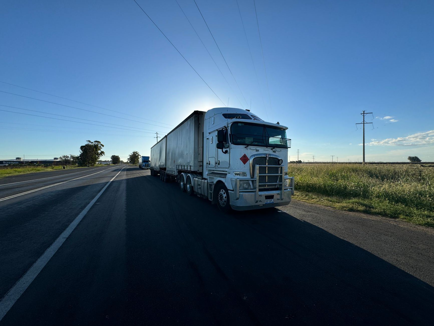 Tracteur routier en corridor autoroutier