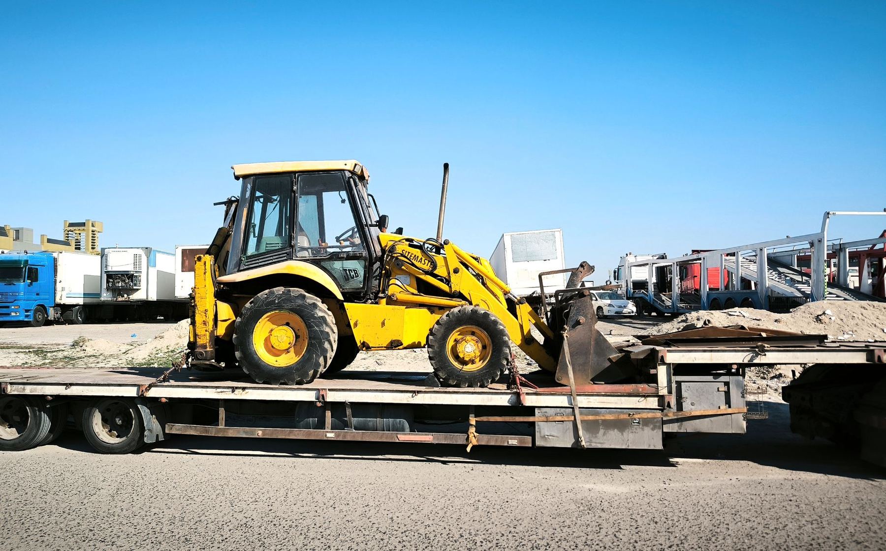 Remorque surbaissée transportant de la machinerie lourde